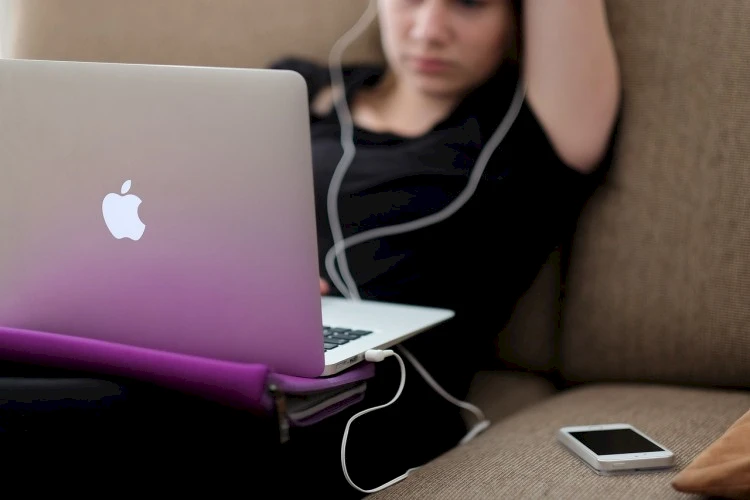 Tieneravond over 'Wie ben jij online?' in Upstairs